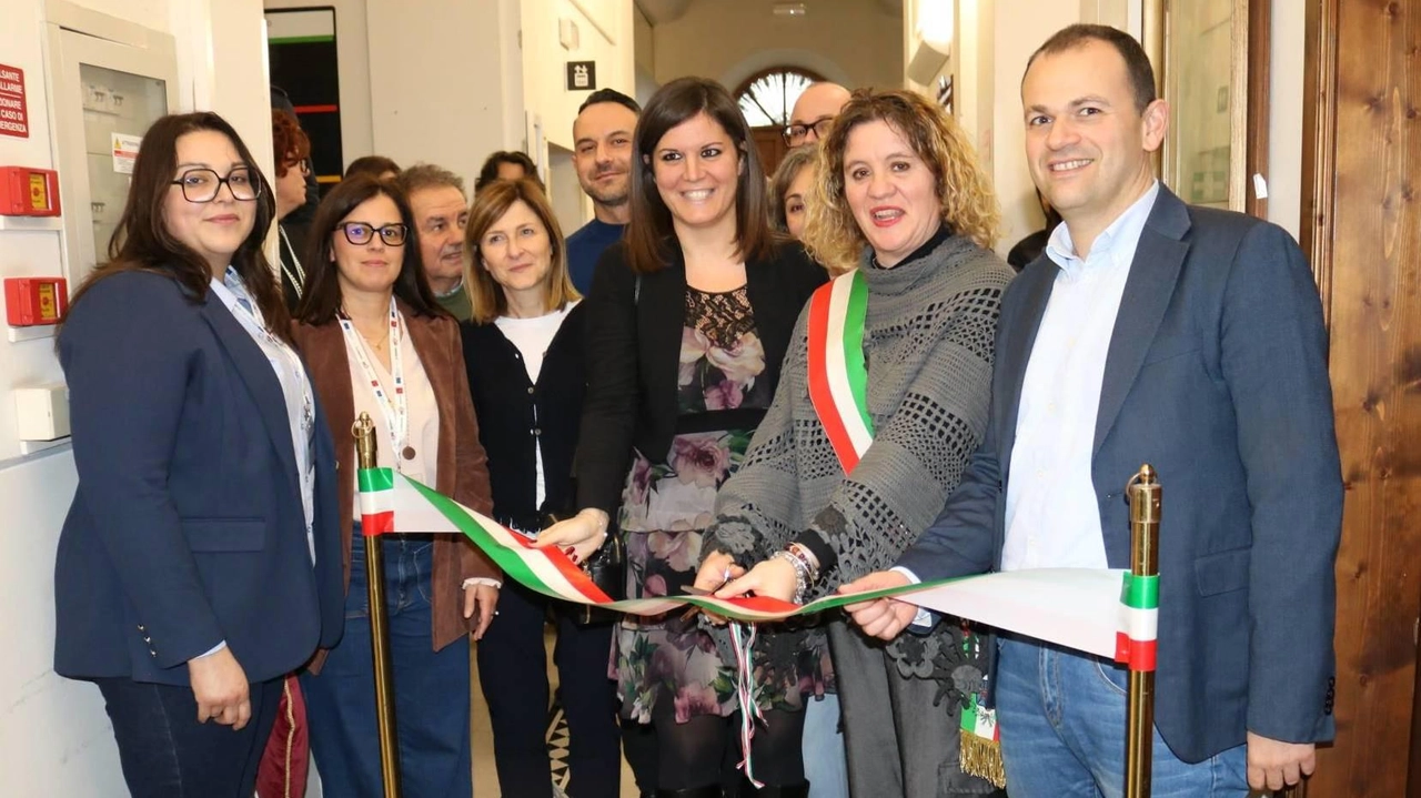 Hanno presenziato al taglio del nastro del nuovo sportello Arti di Larciano l’assessore regionale Alessandra Nardini, il consigliere regionale del Pd Marco Niccolai e il sindaco di Larciano Lisa Amidei Hanno presenziato al taglio del nastro del nuovo sportello Arti di Larciano l’assessore regionale Alessandra Nardini, il consigliere regionale del Pd Marco Niccolai e il sindaco di Larciano Lisa Amidei