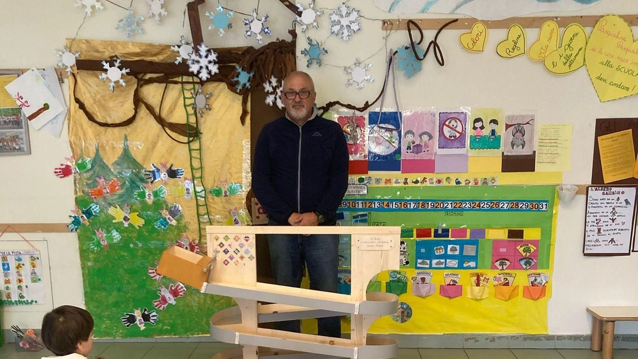Enrico Mozzini mostra ai ragazzi la pista dei barberi da lui realizzata Enrico Mozzini mostra ai ragazzi la pista dei barberi da lui realizzata