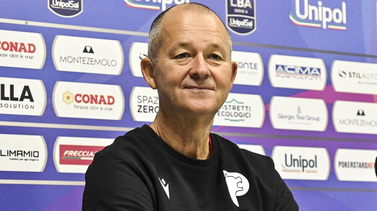La presentazione del nuovo coach biancorosso, assenti i vertici della dirigenza. Sulle capacià della squadra: "Quando un allenatore subentra deve adattarsi". Sull’esordio a Sassari: "La Dinamo merita di più dei due punti che ha in classifica". La presentazione del nuovo coach biancorosso, assenti i vertici della dirigenza. Sulle capacià della squadra: "Quando un allenatore subentra deve adattarsi". Sull’esordio a Sassari: "La Dinamo merita di più dei due punti che ha in classifica".