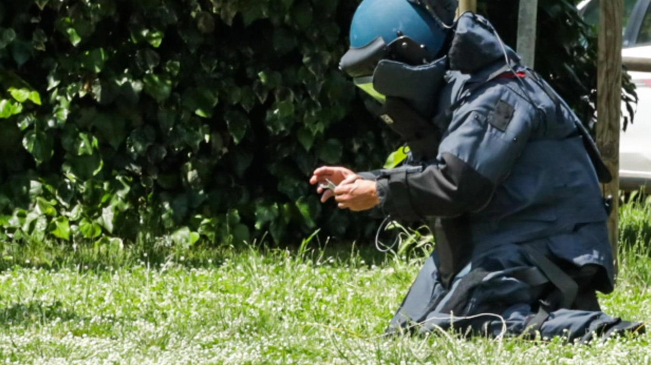 Artificieri in azione nella zona di San Vincenzo a Torri: non è la prima volta che viene ritrovato un ordigno bellico a Scandicci (foto archivio Germogli) Artificieri in azione nella zona di San Vincenzo a Torri: non è la prima volta che viene ritrovato un ordigno bellico a Scandicci (foto archivio Germogli)