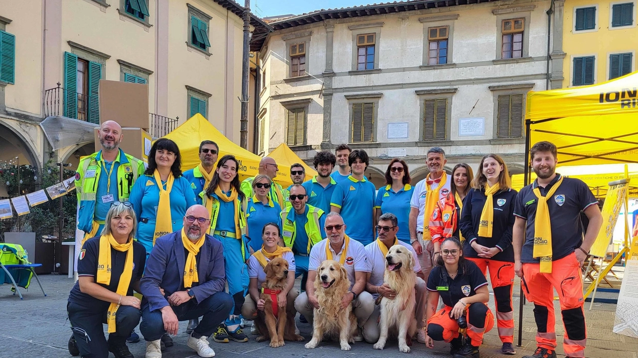 I volontari della Protezione civile e le unità cinofile che hanno partecipato all’edizione del 2023 di “Io non rischio“ I volontari della Protezione civile e le unità cinofile che hanno partecipato all’edizione del 2023 di “Io non rischio“