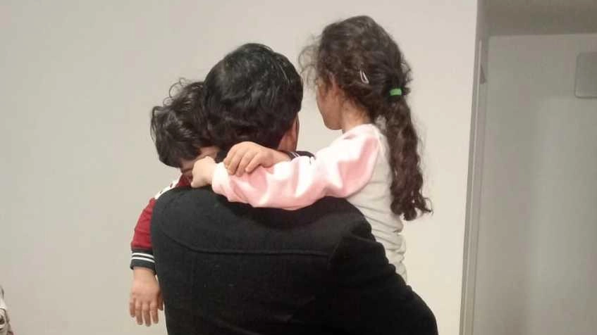 Il commovente abbraccio tra il padre e due dei tre figli al Villaggio di Novoli