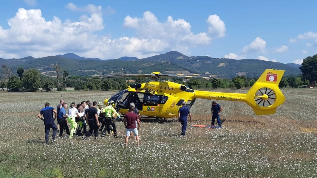 L’elisoccorso ha trasportato la ragazza al Santa Maria della Misericordia