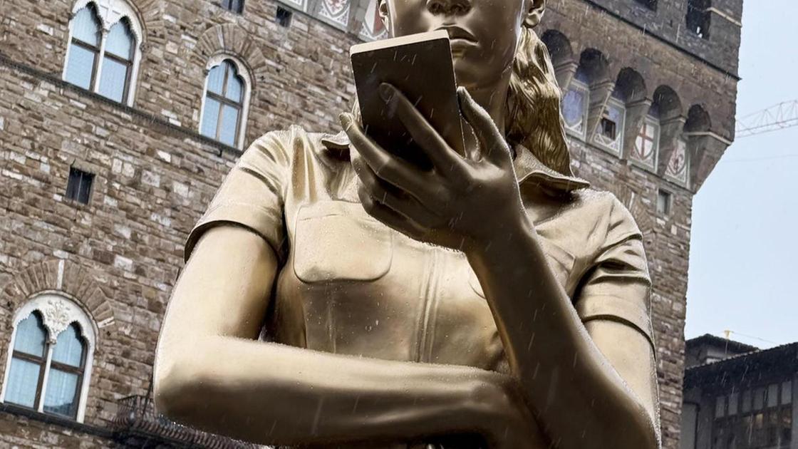 Multa di 160 euro per influencer che attaccano banane ai monumenti di Firenze