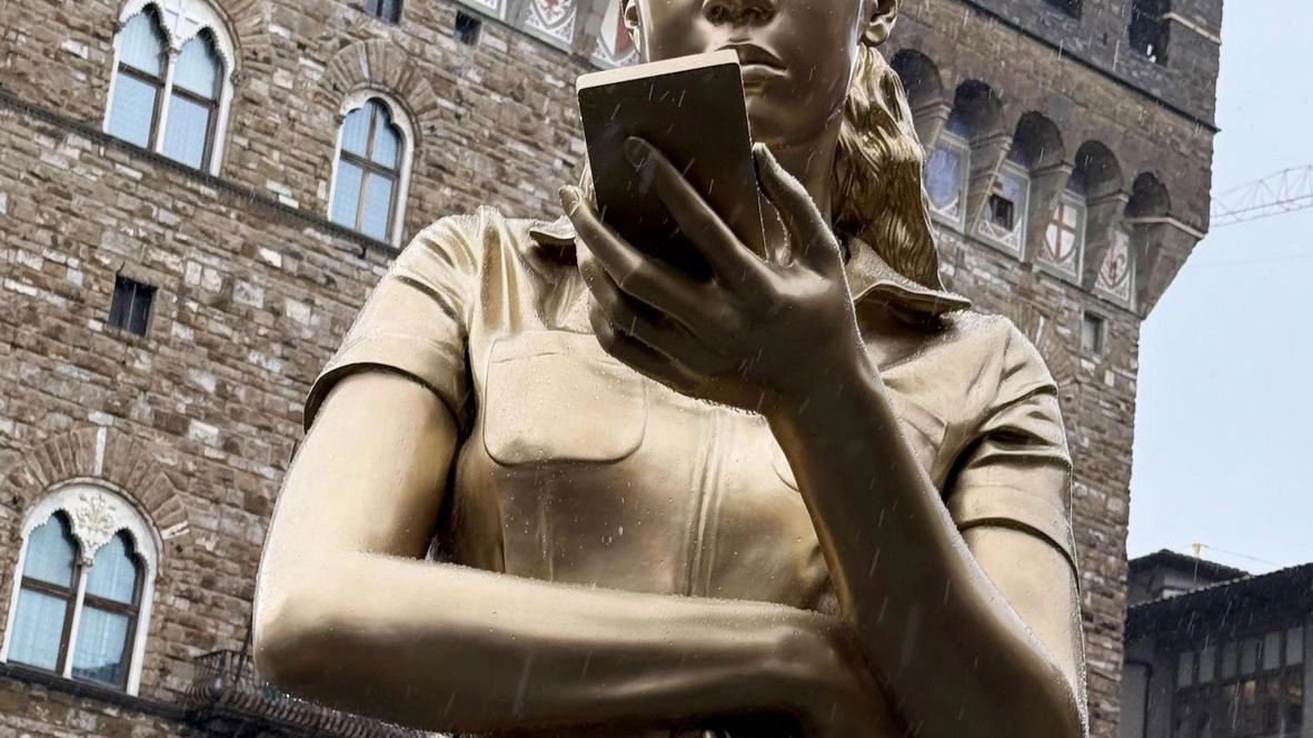 Due ventenni multati per aver attaccato banane ai monumenti fiorentini. La polizia municipale blocca il loro esperimento artistico.