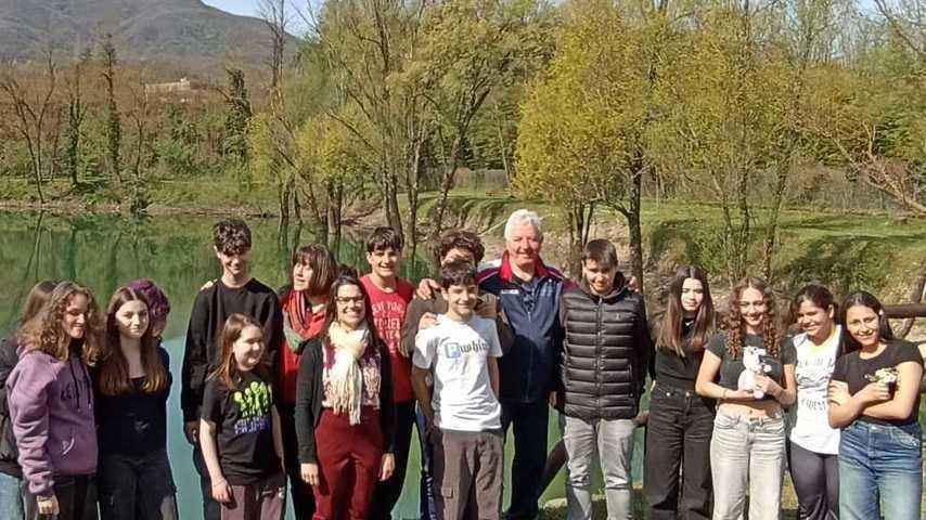 I ragazzi della classe terza A della scuola. media di Arpiola davanti al lago Maserino