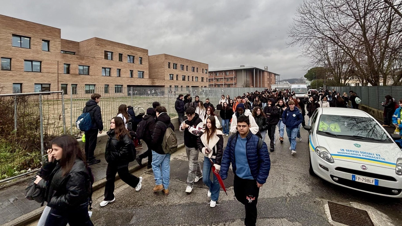 PONTEDERA Con l’ingresso degli studenti del nuovo liceo Montale di Pontedera nella nuova scuola al Villaggio scolastico si liberano gli spazi... PONTEDERA Con l’ingresso degli studenti del nuovo liceo Montale di Pontedera nella nuova scuola al Villaggio scolastico si liberano gli spazi...