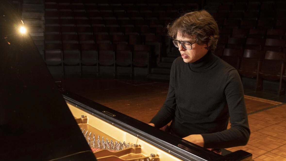 Il noto pianista francese Lucas Debargue si esibirà giovedì sera agli Impavidi nell’ambito della rassegna ’Concerti a teatro’
