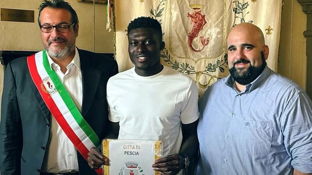 "Alfredo" Duncan con il sindaco di Pescia Franchi e il suo vice Tridente "Alfredo" Duncan con il sindaco di Pescia Franchi e il suo vice Tridente