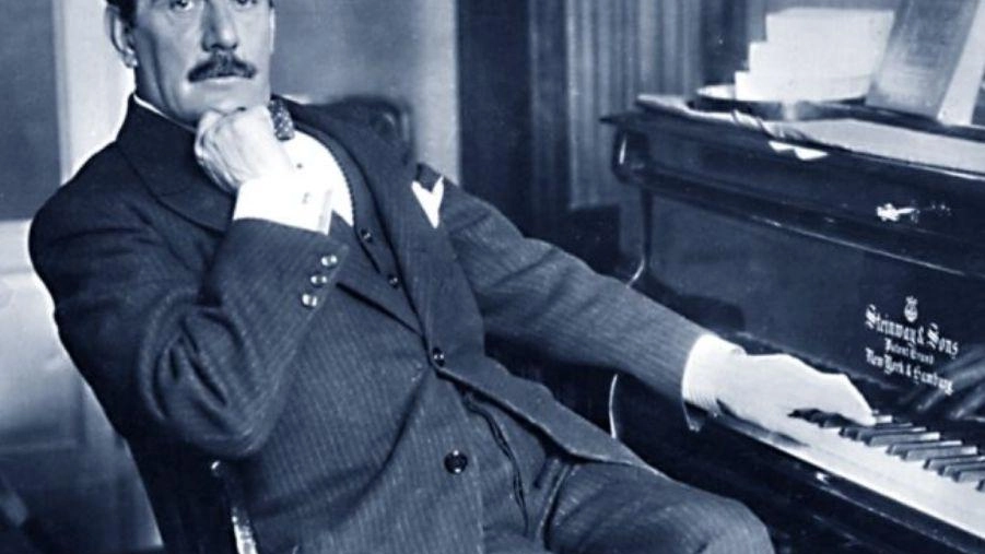 Il compositore Puccini lavora con facilità e concentrazione, evitando pentimenti e raramente ritornando sui suoi lavori. Preferisce esprimersi attraverso la musica piuttosto che con le parole, mostrando avversione al chiacchiericcio e preferendo il lavoro alla socialità. Il compositore Puccini lavora con facilità e concentrazione, evitando pentimenti e raramente ritornando sui suoi lavori. Preferisce esprimersi attraverso la musica piuttosto che con le parole, mostrando avversione al chiacchiericcio e preferendo il lavoro alla socialità.