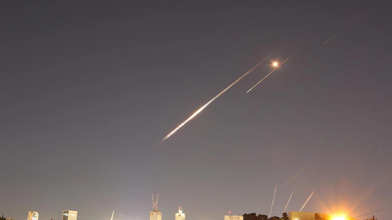 Un missile iraniano ha colpito una casa in Galilea, ferendo 14 persone. Gli attacchi continuano in Israele. Un missile iraniano ha colpito una casa in Galilea, ferendo 14 persone. Gli attacchi continuano in Israele.