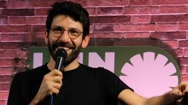 Tornano stasera le risate di Malpighi Stand Up Comedy. Il calendario prevede stasera alle 21 lo spettacolo di Salvatore Zappia... Tornano stasera le risate di Malpighi Stand Up Comedy. Il calendario prevede stasera alle 21 lo spettacolo di Salvatore Zappia...
