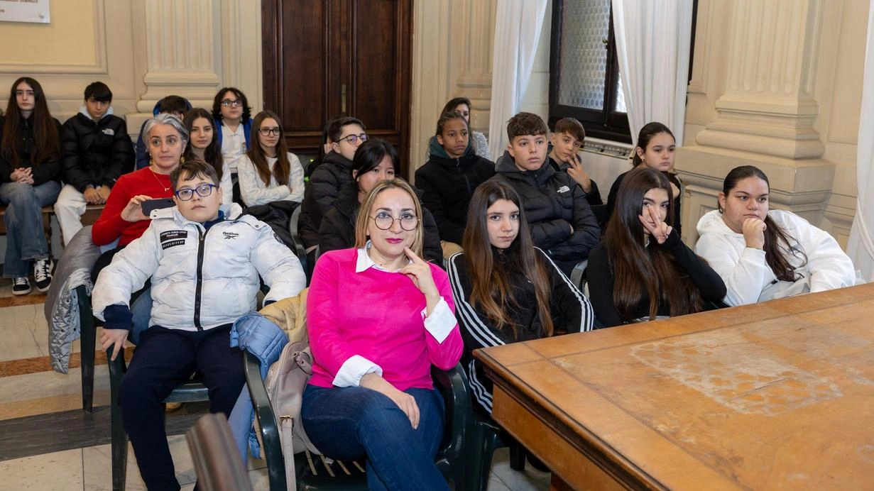 L’incontro fra la signora Gina Vieri e gli studenti dell’Istituto Chini "Mio padre deportato a Braunschweig, morì sotto un bombardamento". L’incontro fra la signora Gina Vieri e gli studenti dell’Istituto Chini "Mio padre deportato a Braunschweig, morì sotto un bombardamento".