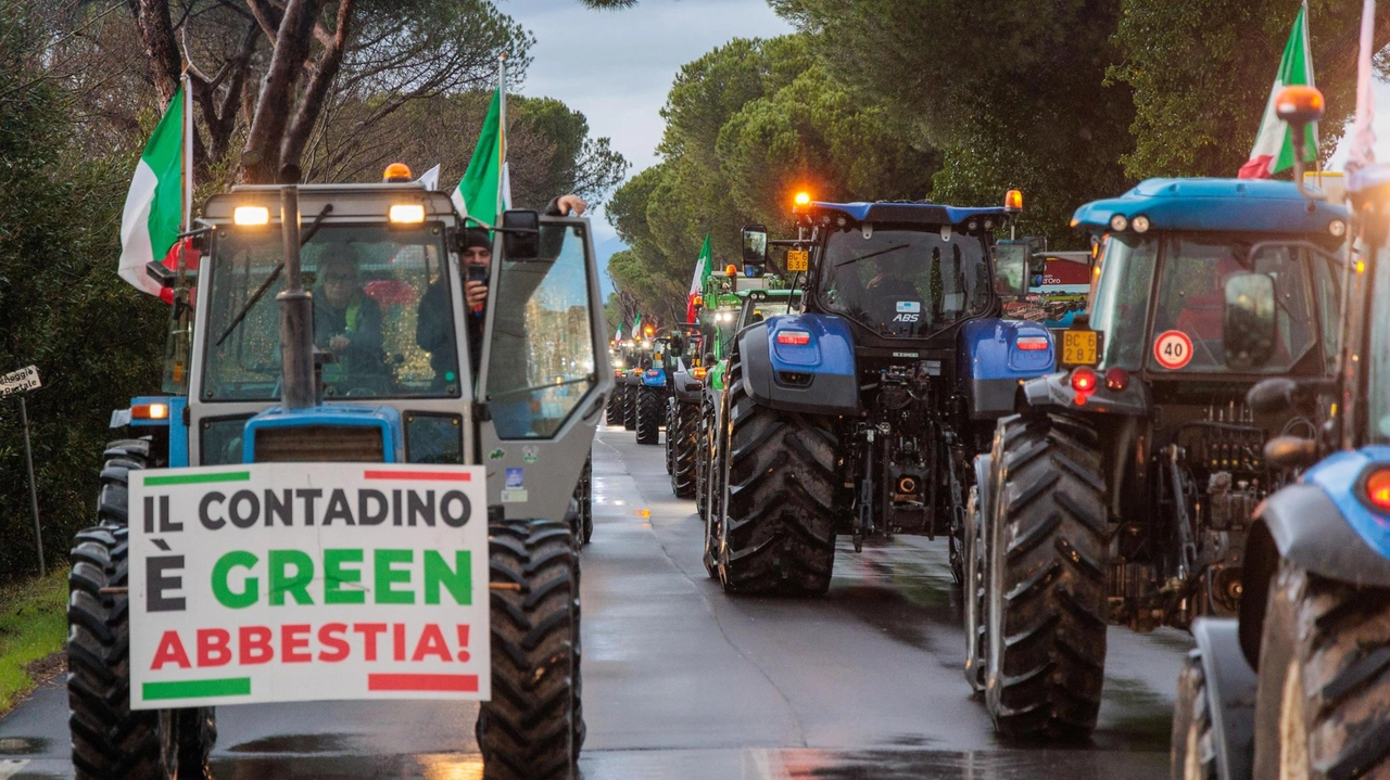 Una sessantina di mezzi agricoli paralizza il traffico appena fuori le mura. Oggi previsto nuovo blitz e presidio fisso "motorizzato" in piazza XX Settembre. Una sessantina di mezzi agricoli paralizza il traffico appena fuori le mura. Oggi previsto nuovo blitz e presidio fisso "motorizzato" in piazza XX Settembre.