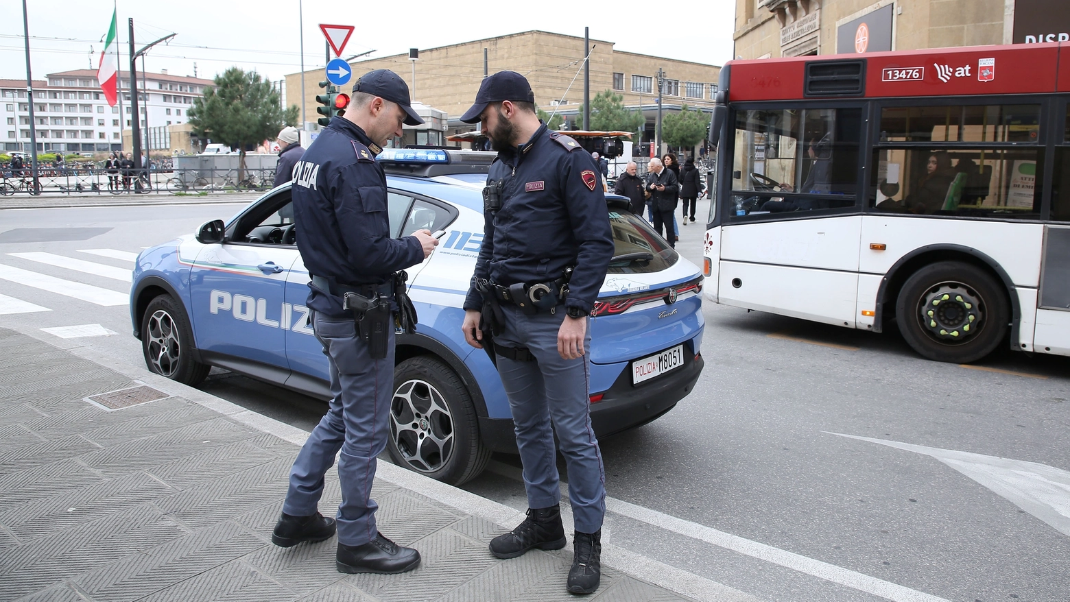 I rilievi della polizia alla stazione dopo l'omicidio del 19enne (Foto Marco Mori / New Press Photo)