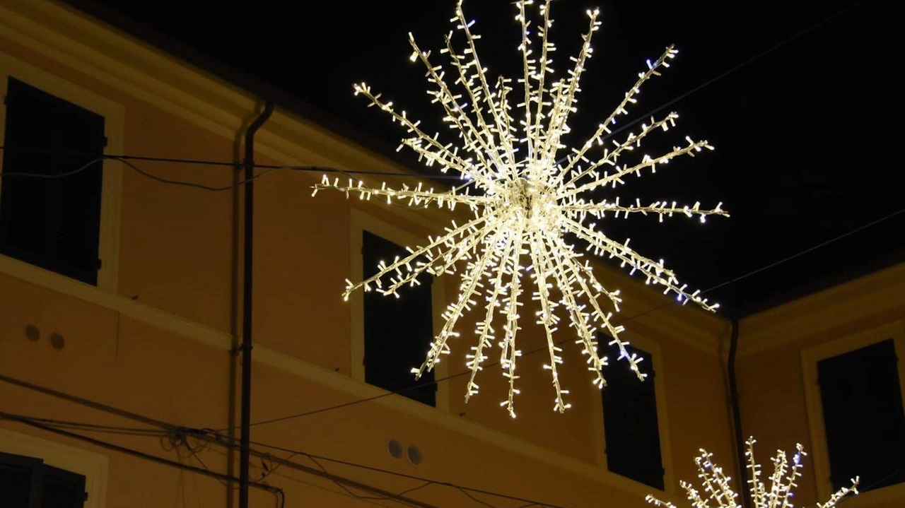 Le luminarie sono state distribuite sul territorio per un magico effetto di Natale Le luminarie sono state distribuite sul territorio per un magico effetto di Natale
