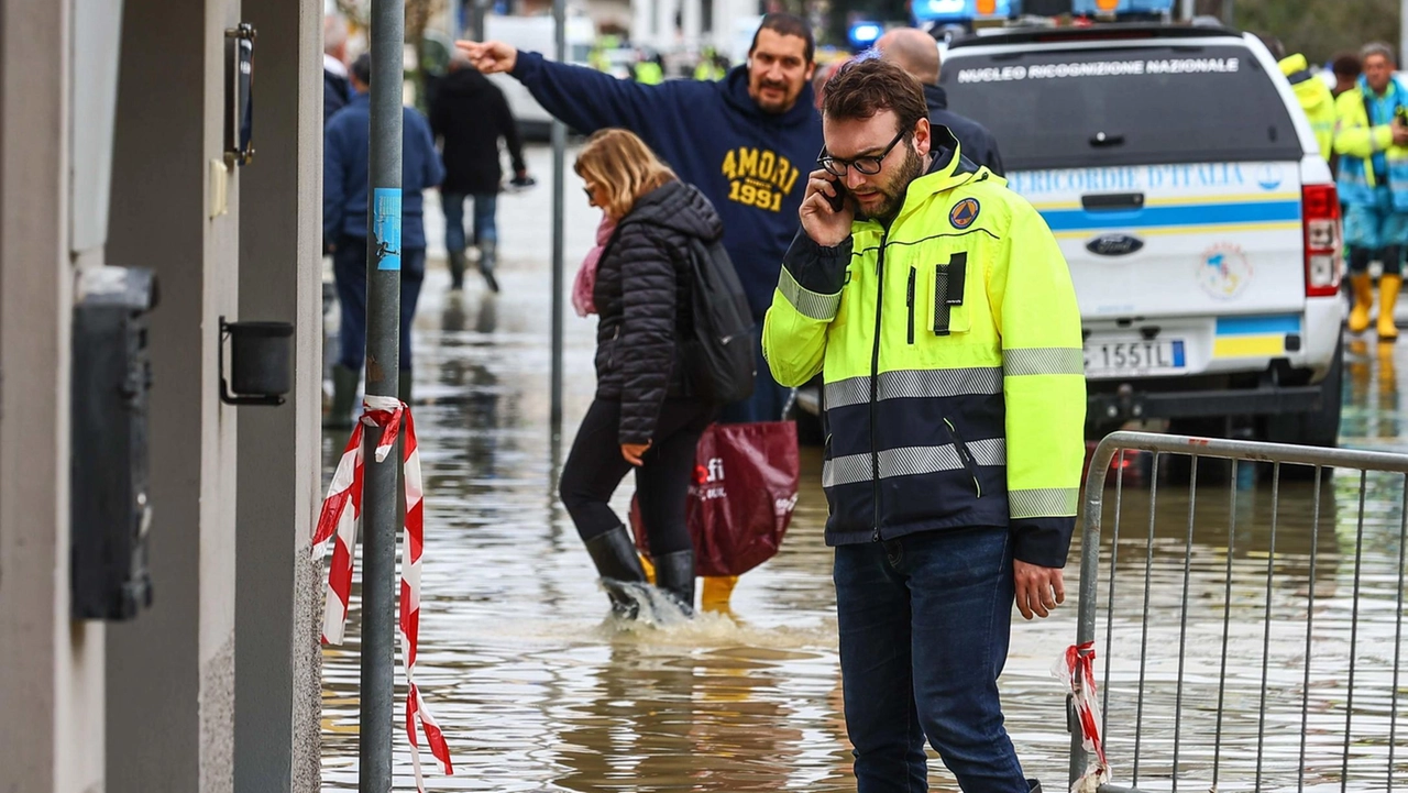 Il sindaco Alessio Mantellassi durante un sopralluogo (Gasperini/Germogli)