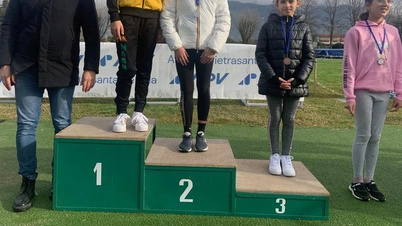 Una delle premiazioni della corsa campestre scolastica svolta a Pietrasanta