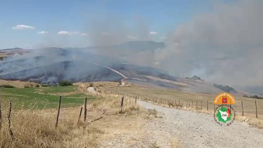 vasto incendio a sarteano dieci squadre al lavoro contro fuoco e vento