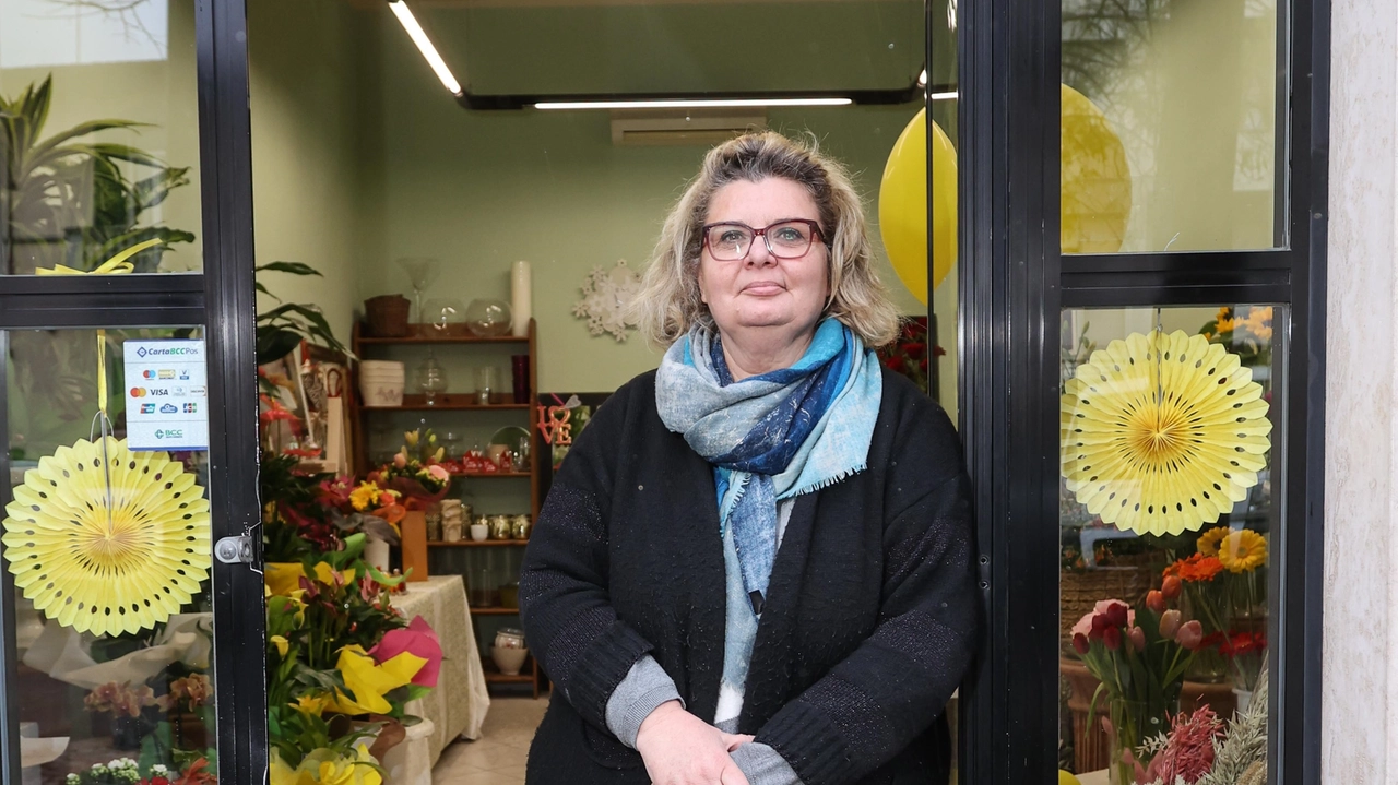 Chiara Pieraccioni nello storico negozio di fiori in via Aretina che ha rinnovato e riaperto (New Press Photo) Chiara Pieraccioni nello storico negozio di fiori in via Aretina che ha rinnovato e riaperto (New Press Photo)