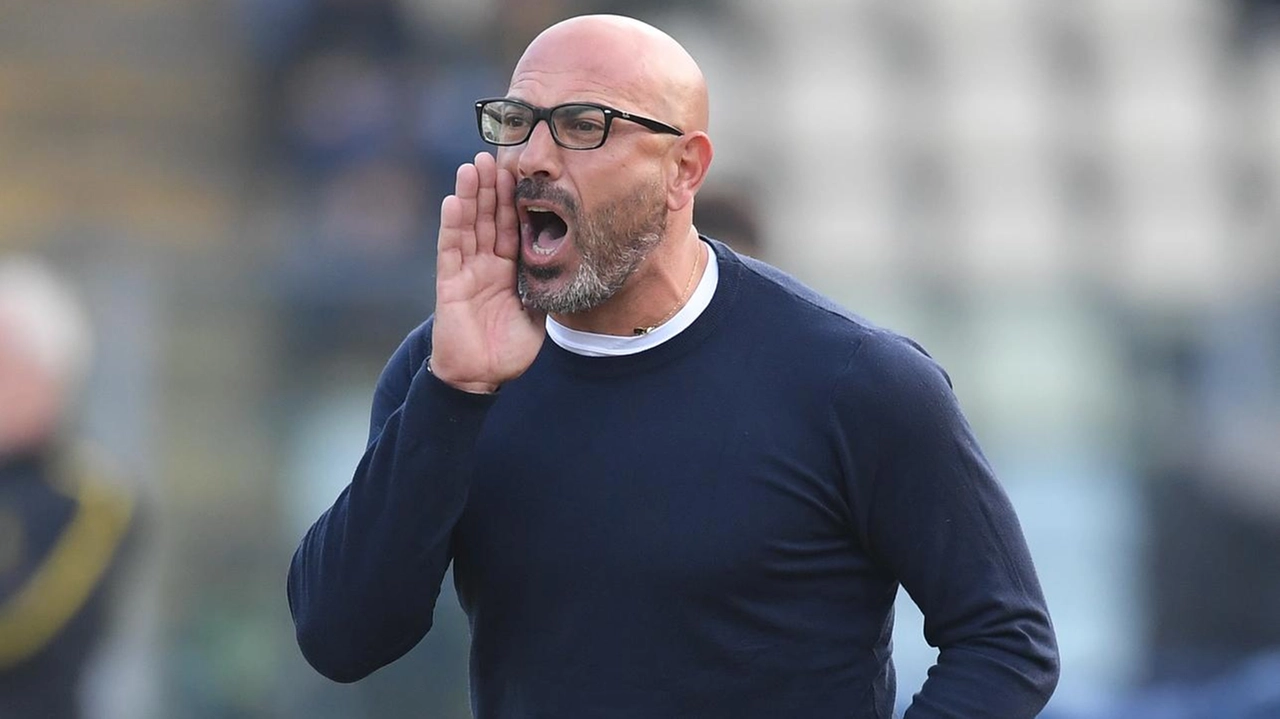 La Carrarese sconfitta dal Modena: Calabro analizza la partita e sottolinea la necessità di migliorare il cinismo in attacco. Preparativi per la sfida al Pisa. La Carrarese sconfitta dal Modena: Calabro analizza la partita e sottolinea la necessità di migliorare il cinismo in attacco. Preparativi per la sfida al Pisa.