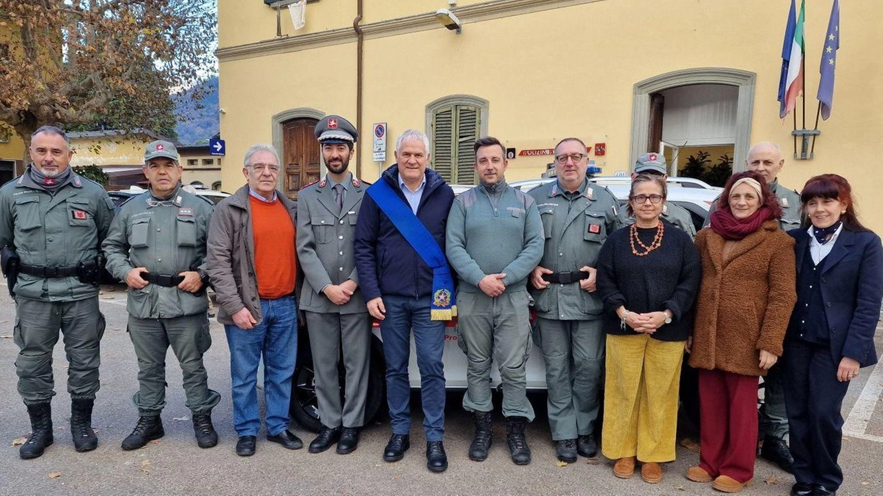 Foto di gruppo per la Polizia provinciale con il presidente Marcello Pierucci Foto di gruppo per la Polizia provinciale con il presidente Marcello Pierucci