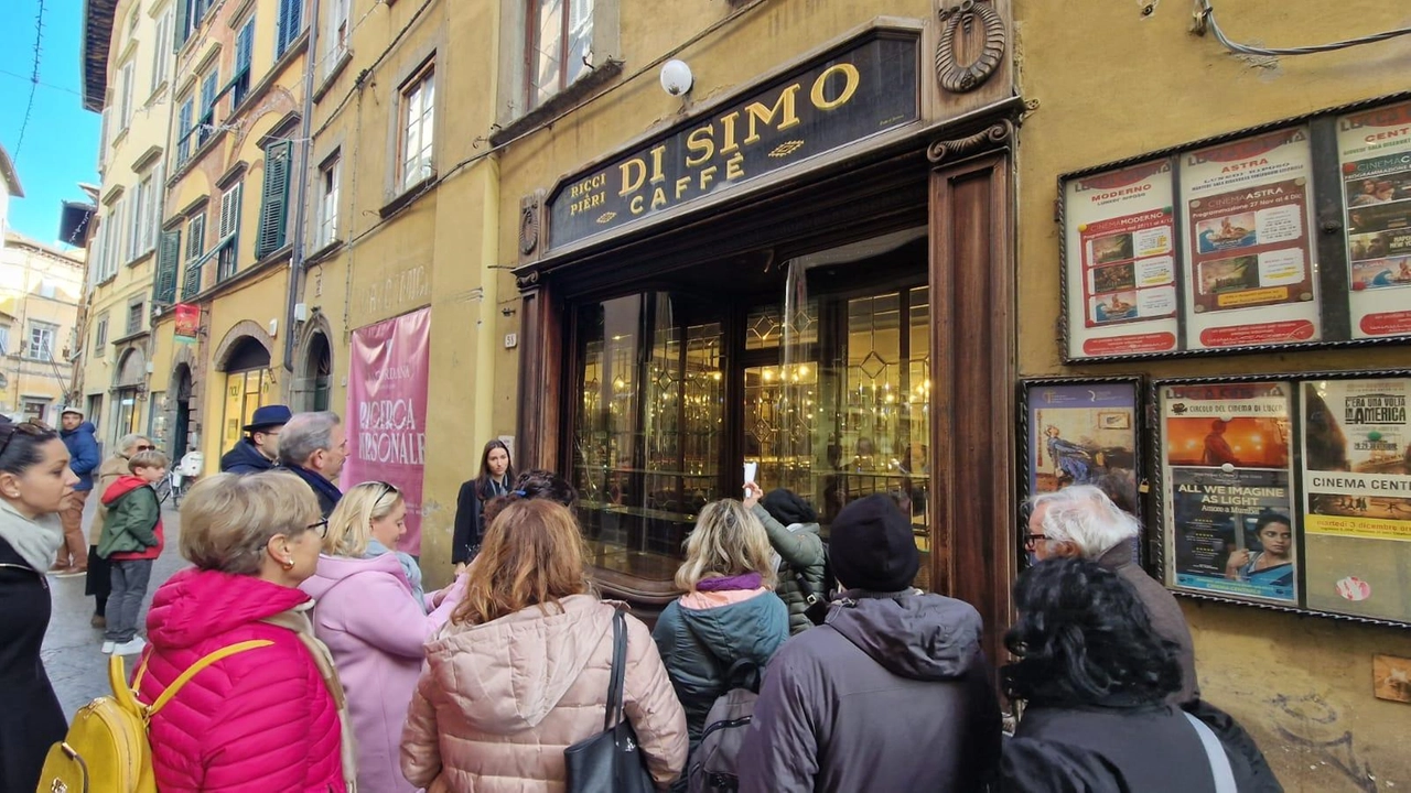 Per l’occasione ha aperto le sue porte anche il Caffè Di Simo in via Fillungo Per l’occasione ha aperto le sue porte anche il Caffè Di Simo in via Fillungo