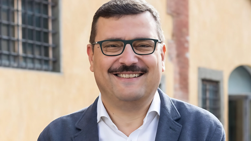 Francesco Ricciarelli subentra all’ex sindaco Puggelli sui banchi dell’opposizione E’ stato a lungo collaboratore di Ilaria Bugetti Francesco Ricciarelli subentra all’ex sindaco Puggelli sui banchi dell’opposizione E’ stato a lungo collaboratore di Ilaria Bugetti
