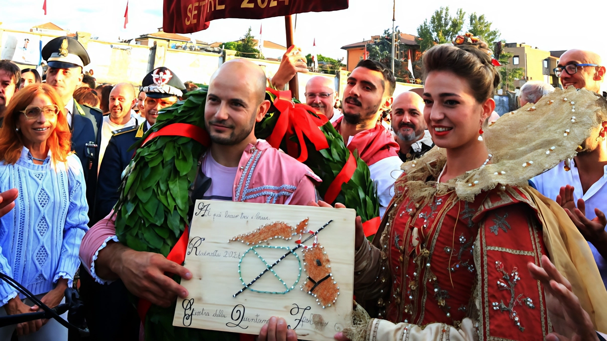 Il Gagliardo in sella a Franceschina ha gestito il vantaggio e superato il favorito Innocenzi. Notte di festa Il Gagliardo in sella a Franceschina ha gestito il vantaggio e superato il favorito Innocenzi. Notte di festa