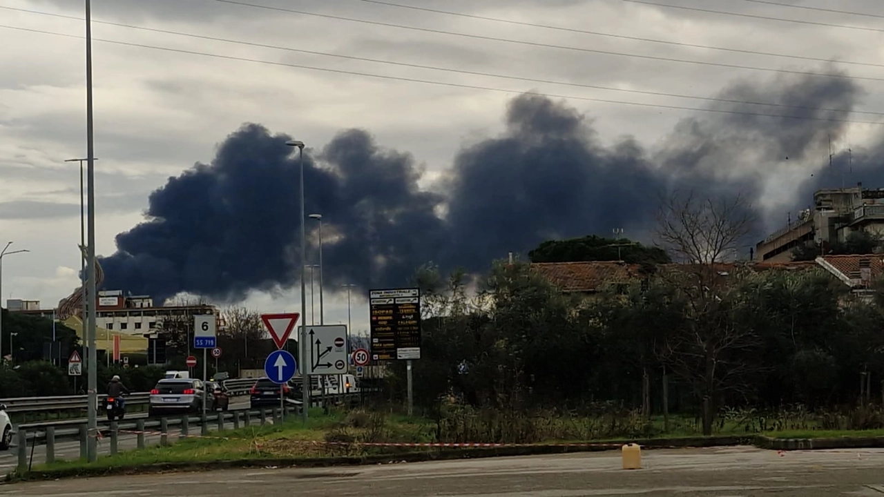 Esplosione raffineria Eni a Calenzano, la colonna di fumo Esplosione raffineria Eni a Calenzano, la colonna di fumo
