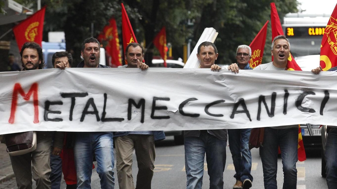 I sindacati hanno promosso una manifestazione di protesta sotto la sede di Ctn lunedì mattina I sindacati hanno promosso una manifestazione di protesta sotto la sede di Ctn lunedì mattina