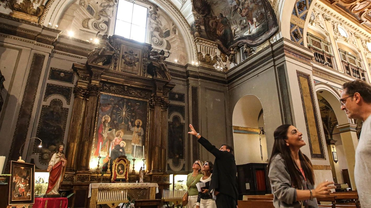 Terminata la prima parte dei restauri che riguardano la volta e il transetto di sinistra: visibili in tutta la loro bellezza gli affreschi del Carlone, ripuliti dalla patina del tempo e dai depositi di fumo . Terminata la prima parte dei restauri che riguardano la volta e il transetto di sinistra: visibili in tutta la loro bellezza gli affreschi del Carlone, ripuliti dalla patina del tempo e dai depositi di fumo .
