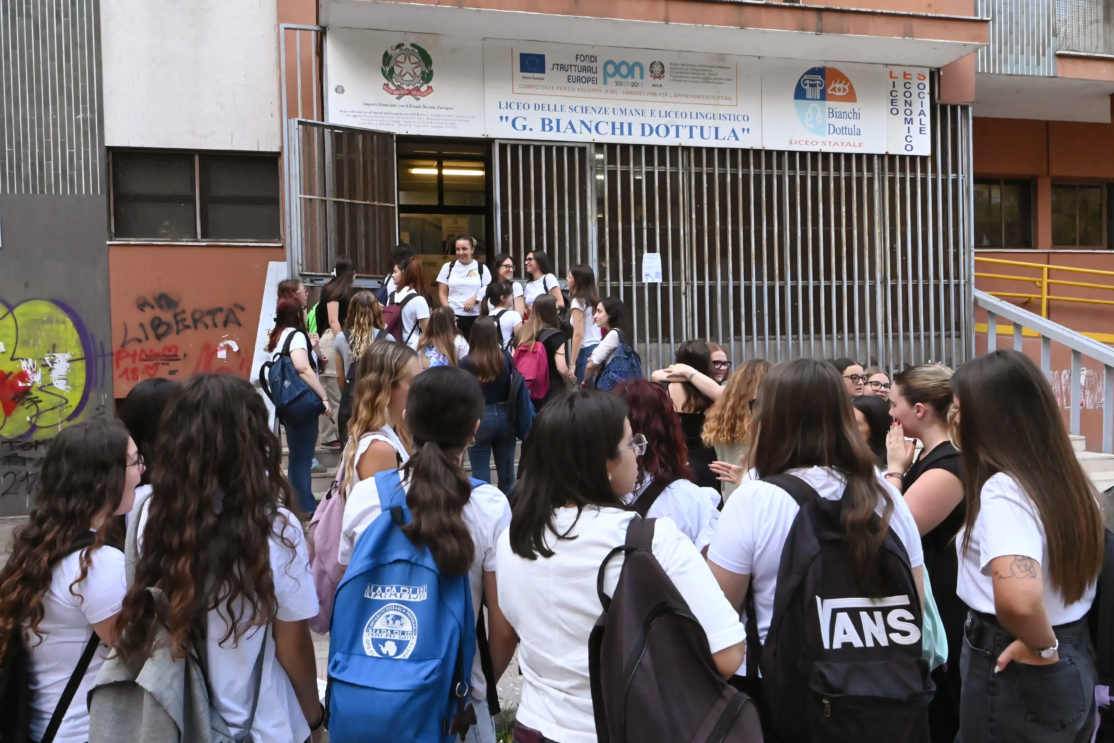 “Promesse tradite, pronti a lasciare il Salvemini”: 120 famiglie minacciano il trasferimento in blocco in un’altra scuola