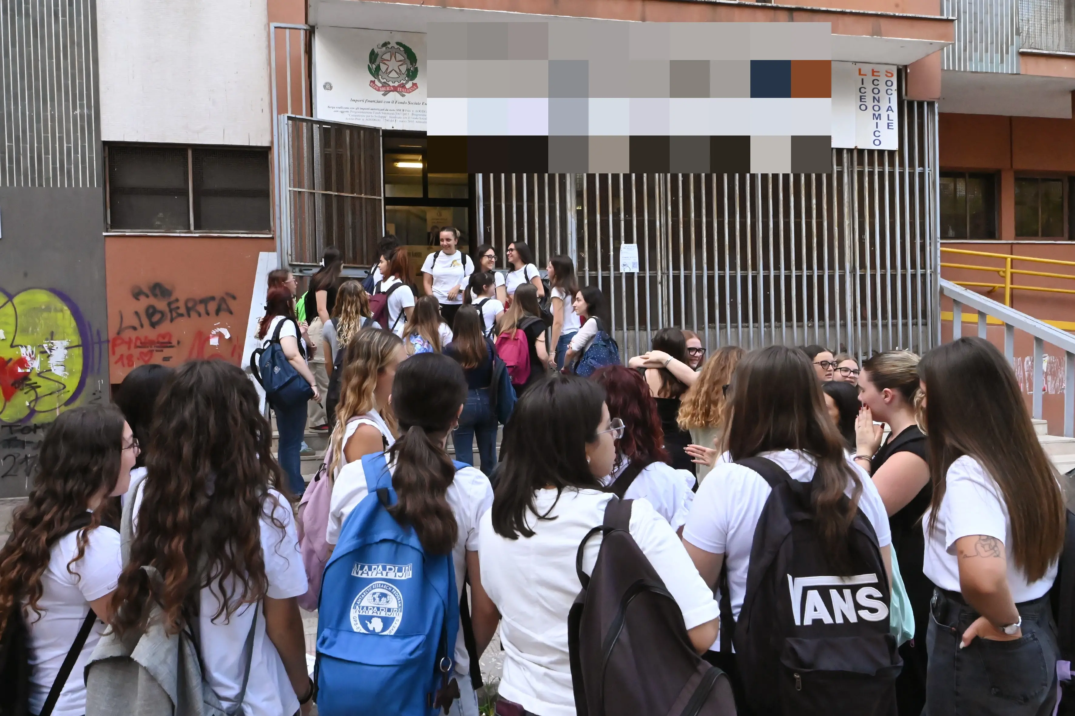 “Promesse tradite, pronti a lasciare il Salvemini”: 120 famiglie minacciano il trasferimento in blocco in un’altra scuola
