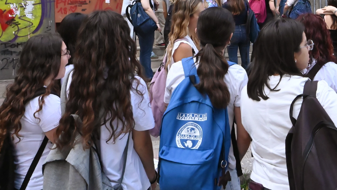 “Promesse tradite, pronti a lasciare il Salvemini”: 120 famiglie minacciano il trasferimento in blocco in un’altra scuola