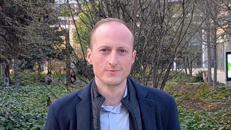 L’assessore Marco Biagioni a Parigi davanti a un pezzo di città depavimentata