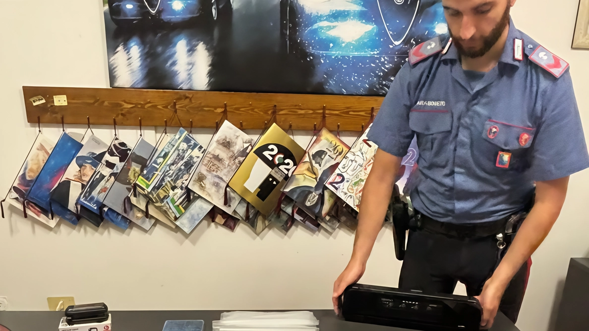 CASTIGLIONE DEL LAGO - Litiga con la compagna dentro casa, arrivano i carabinieri e lo arrestano per spaccio. E’ quanto... CASTIGLIONE DEL LAGO - Litiga con la compagna dentro casa, arrivano i carabinieri e lo arrestano per spaccio. E’ quanto...