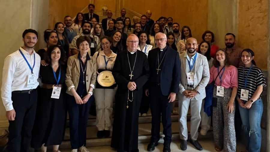 Il Consiglio dei giovani del Mediterraneo ricevuto dal Segretario di Stato Vaticano Cardinale Pietro Parolin nel luglio 2024, insieme al Segretario Generale della Conferenza Episcopale Italiana, mons. Giuseppe Baturi e al Sottosegretario don Gianluca Marchetti Il Consiglio dei giovani del Mediterraneo ricevuto dal Segretario di Stato Vaticano Cardinale Pietro Parolin nel luglio 2024, insieme al Segretario Generale della Conferenza Episcopale Italiana, mons. Giuseppe Baturi e al Sottosegretario don Gianluca Marchetti