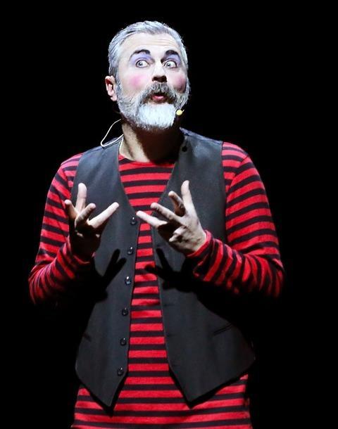 https://www.lanazione.it/image-service/view/acePublic/alias/contentid/Y2ExZmNhNzktY2U4ZC00/0/storie-da-cabaret-risate-in-tre-puntate.jpeg