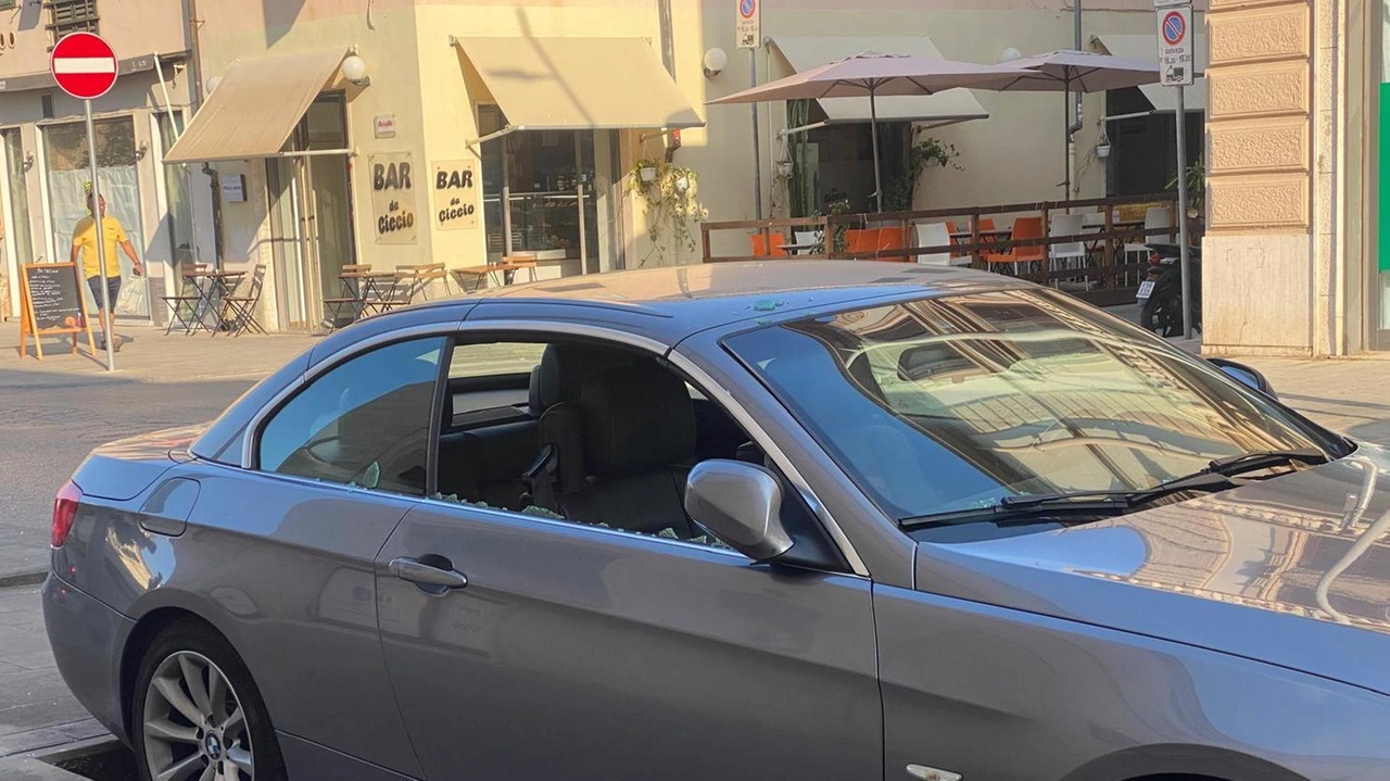 Una delle auto sfondate la scorsa notte lungo via Garibaldi, una piaga che non risparmia nessuna zona della città Una delle auto sfondate la scorsa notte lungo via Garibaldi, una piaga che non risparmia nessuna zona della città