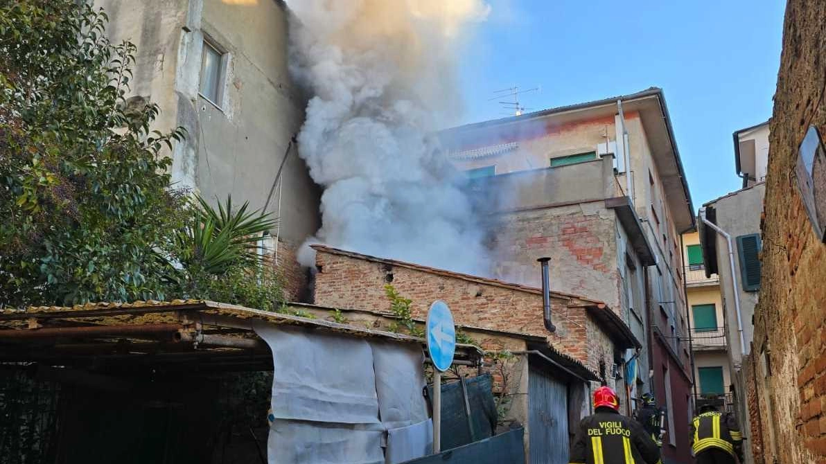 L’intervento dei vigili del fuoco ieri mattina a Montecalvoli per l’incendio del magazzino. Sotto le fiamme dentro la rimessa L’intervento dei vigili del fuoco ieri mattina a Montecalvoli per l’incendio del magazzino. Sotto le fiamme dentro la rimessa