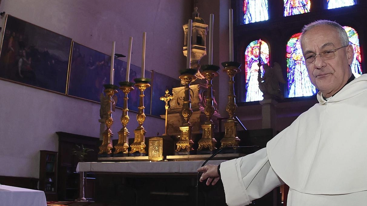 Padre Bruno Esposito, Superiore della comunità religiosa domenicana, indica le infiltrazioni umide che coinvolgono l’altare principale di San Domenico