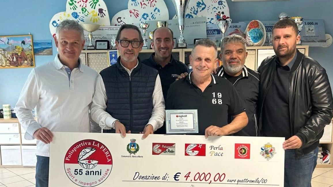La consegna dell’assegno di 4mila euro dalla polisportiva La Perla e dal Gioco del Ponte all’associazione Agbalt di Pisa La consegna dell’assegno di 4mila euro dalla polisportiva La Perla e dal Gioco del Ponte all’associazione Agbalt di Pisa