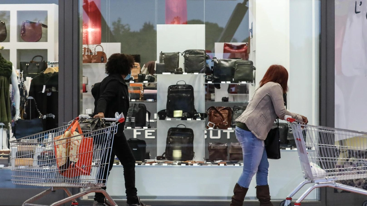 I suoi movimenti sospetti erano già stati notati dal personale di vigilanza del negozio all’interno del centro commerciale di via... I suoi movimenti sospetti erano già stati notati dal personale di vigilanza del negozio all’interno del centro commerciale di via...