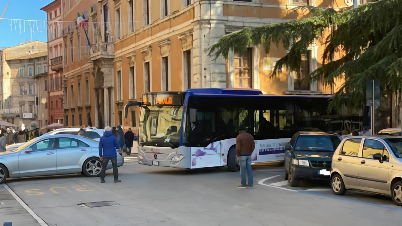 Le difficoltà che trovano - datempo -. i pullman a girare in Piazza Italia