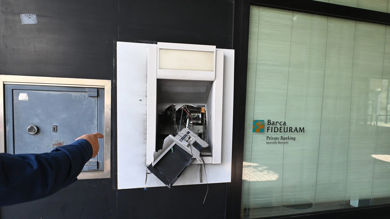 Sono sempre più frequenti i tentativi di “assalto“ ai bancomat. I malviventi provano a farli esplodere per portar via il denaro che contengono Sono sempre più frequenti i tentativi di “assalto“ ai bancomat. I malviventi provano a farli esplodere per portar via il denaro che contengono