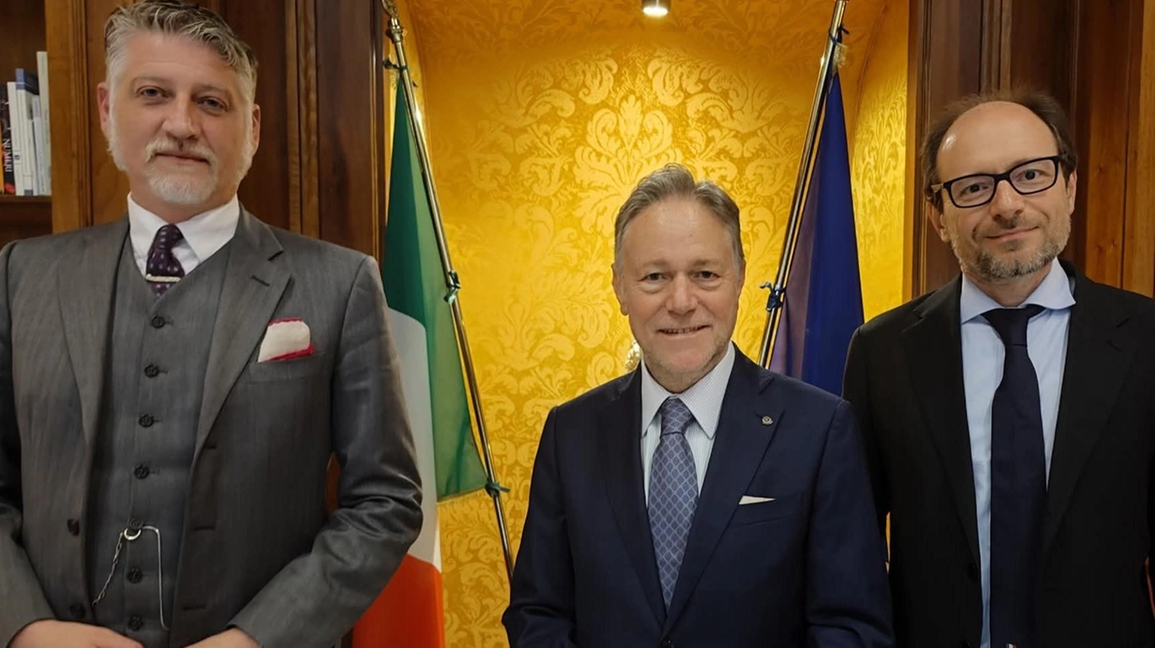 Il sindaco di Aulla Roberto Valettini con il Ministro della cultura Alessandro Giuli e, a destra, l’onorevole Alessandro Amorese