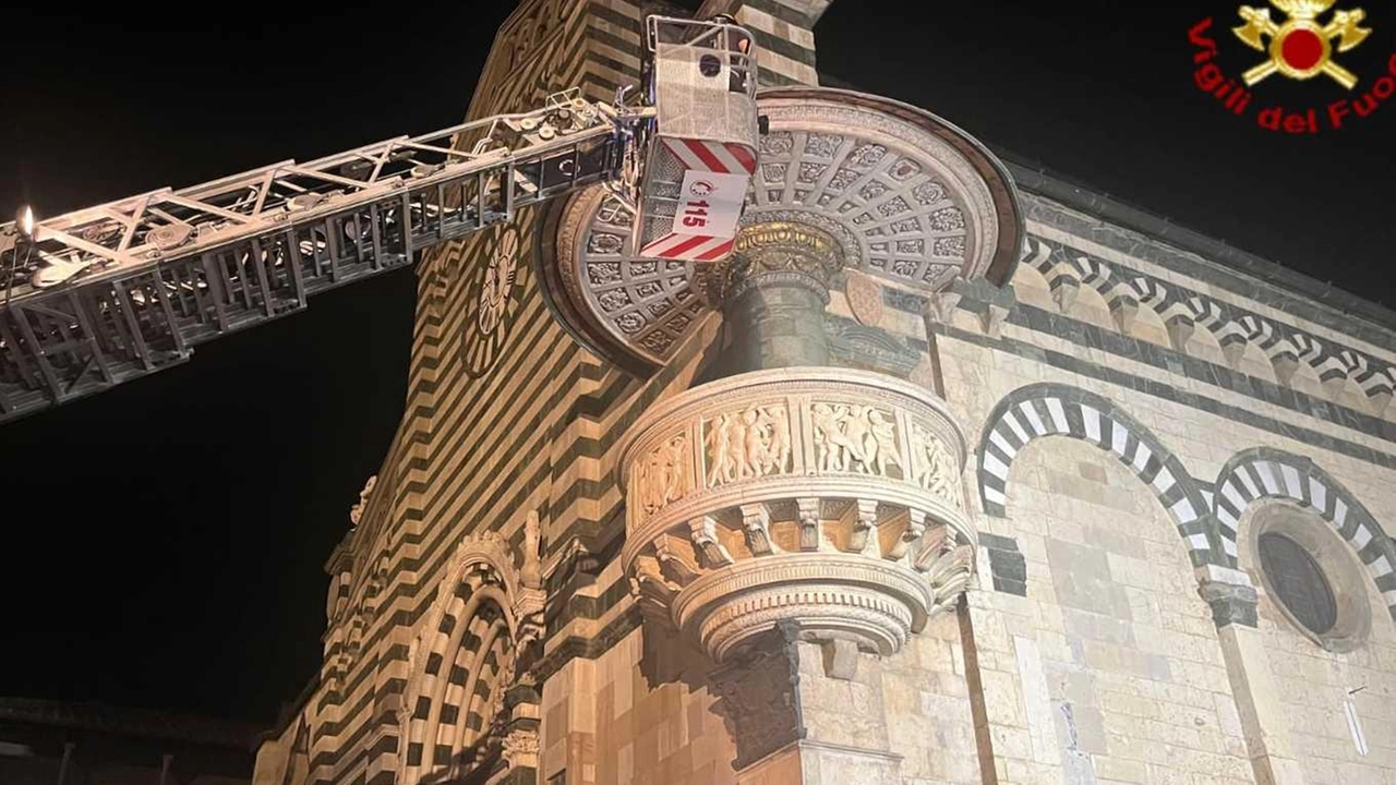 L’intervento dei vigili del fuoco sul pulpito nella notte fra domenica e lunedì L’intervento dei vigili del fuoco sul pulpito nella notte fra domenica e lunedì