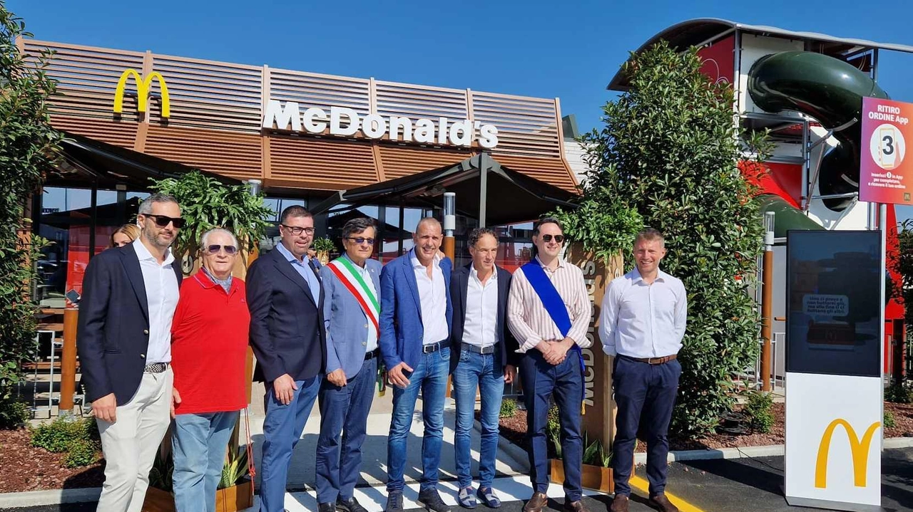 Dopo l’inaugurazione visita ai nuovi e moderni locali della struttura e poi il punto della situazione per ciò che riguarda la zona. lungo via Senese Aretina Dopo l’inaugurazione visita ai nuovi e moderni locali della struttura e poi il punto della situazione per ciò che riguarda la zona. lungo via Senese Aretina