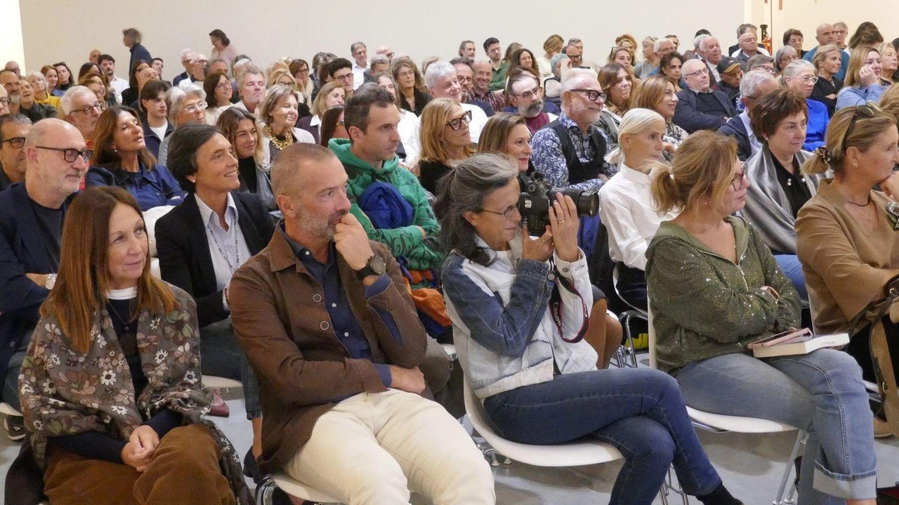 Tutto esaurito per i due scrittori pratesi, amici da una vita. Il nuovo romanzo: Versilia, 1972. E un eroe normale Tutto esaurito per i due scrittori pratesi, amici da una vita. Il nuovo romanzo: Versilia, 1972. E un eroe normale